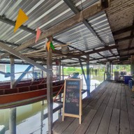 บรรยากาศ ผัดไท ก๋วยเตี๋ยวต้มยำ อาหารตามสั่ง กุ้งเผา หม่าล่า บ้านฉันมีคลอง