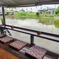 บรรยากาศ ผัดไท ก๋วยเตี๋ยวต้มยำ อาหารตามสั่ง กุ้งเผา หม่าล่า บ้านฉันมีคลอง