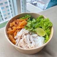 ก๋วยเตี๋ยวเส้นหมี่ไก่ฉีก - น้ำพริกแคปวัว (ฮาลาล) ลุมพินี วิลล์