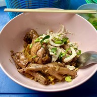 เมนูของร้าน ก๋วยเตี๋ยวไก่ตุ๋นป้าแก้ว