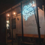 บรรยากาศ Guss Damn Good ศาลาแดง (Sala Daeng)