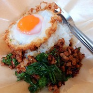 เมนูของร้าน ก็เพราะกะเพรา ม.สัมมากร รามคำแหง110 (ม.สัมมากร)