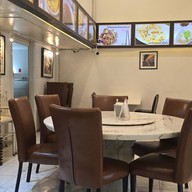 บรรยากาศ ซั่งไห่เสี่ยวหลงเปา(ข้าวมันไก่ซั่งไห่) ติดถนนก่อนถึงตลาดบองมาร์เช่