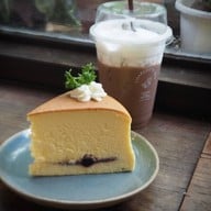 Charlotte Hut Coffee & Tea Bar แพร่