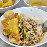 เมนูของร้าน ก๋วยเตี๋ยวตรอกโรงหมู ซอยสุกร