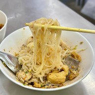 เมนูของร้าน ก๋วยเตี๋ยวตรอกโรงหมู ซอยสุกร