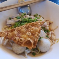 ก๋วยเตี๋ยวลูกชิ้นปลาลุงกับป้าท่าดินแดง