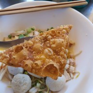 ก๋วยเตี๋ยวลูกชิ้นปลาลุงกับป้าท่าดินแดง