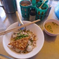 ก๋วยเตี๋ยวลูกชิ้นปลาลุงกับป้าท่าดินแดง