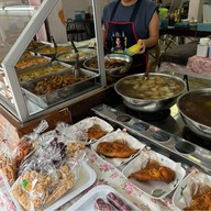 ร้านข้าวแกง ครัวรุ่งขวัญ