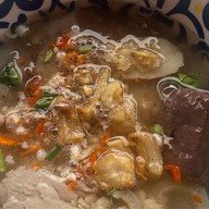 ก๋วยจั๊บโบราณ หน้าหมู่บ้านมณีแก้ว