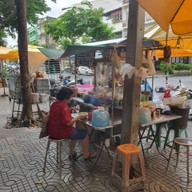 ก๋วยเตี๋ยวลูกชิ้นปลาลุงกับป้าท่าดินแดง