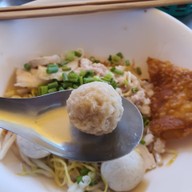 ก๋วยเตี๋ยวลูกชิ้นปลาลุงกับป้าท่าดินแดง