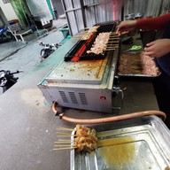 คาร์เนียล หมูปิ้ง - Karniel Mooping ดินแดง