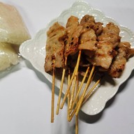 คาร์เนียล หมูปิ้ง - Karniel Mooping ดินแดง