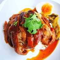 เมนูของร้าน จุ้ง ข้าวหมูแดง ข้าวขาหมู ในปั๊มน้ำมัน PT ถนนพุทธมณฑลสาย 5