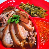 เมนูของร้าน จุ้ง ข้าวหมูแดง ข้าวขาหมู ในปั๊มน้ำมัน PT ถนนพุทธมณฑลสาย 5