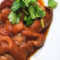 เมนูของร้าน จุ้ง ข้าวหมูแดง ข้าวขาหมู ในปั๊มน้ำมัน PT ถนนพุทธมณฑลสาย 5