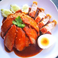 เมนูของร้าน จุ้ง ข้าวหมูแดง ข้าวขาหมู ในปั๊มน้ำมัน PT ถนนพุทธมณฑลสาย 5