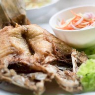 ข้าวต้ม 2 บาทหัวปลาหม้อไฟ (หลังเซเว่น)