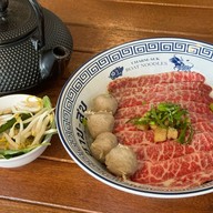 เมนูของร้าน ชามสุข ก๋วยเตี๋ยวเรือหมู และเนื้อวากิว  โคราช