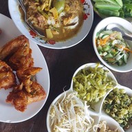 ขนมจีนป้าชื่น ราษฎร์อุทิศ (Rat Uthit)