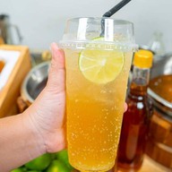 ร้านน้ำผึ้งมะนาว ศรีสกลมอล์ล ลานจอดรถ