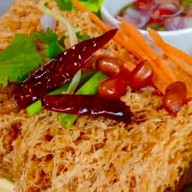 ยำปลาดุกฟูเนื้อปลาแท้100%น้ำจิ้มมะนาวสด/ภูมิใจ/วัดชม/คลองสวน/ครุใน ตลาดนัดภูมิใจ