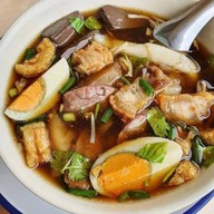 เมนูของร้าน ก๋วยจั๊บนายโอม ก๋วยจั๊บญวน ก๋วยจั๊บน้ำข้น สุรินทร์ สาขา แกใหญ่