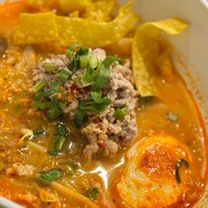 เมนูของร้าน ย้ง เย็นตาโฟ- ต้มยำหมูมะนาว -ข้าวหมูแดงหมูกรอบ - กาแฟสด