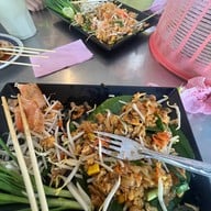 เมนูของร้าน ก๋วยเตี๋ยวต้มยำหมูกรอบ เจ๊ดำ (ลำลูกกา)