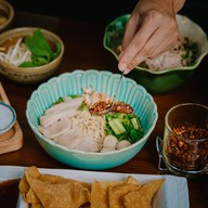 ร้านก๋วยเตี๋ยวเรือวันจันทร์ -