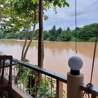 บ้านริมน้ำ