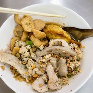 เมนูของร้าน ก๋วยเตี๋ยวตรอกโรงหมู ซอยสุกร