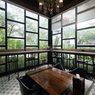 HIWPEEK Cafe & Restuarant หิ้วปีก คาเฟ่แอนด์เรสเตอรอง -