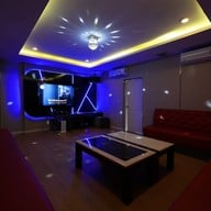 HIWPEEK Cafe & Restuarant หิ้วปีก คาเฟ่แอนด์เรสเตอรอง -