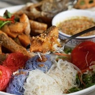 HIWPEEK Cafe & Restuarant หิ้วปีก คาเฟ่แอนด์เรสเตอรอง -