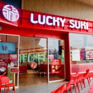 Lucky Suki (ลัคกี้ สุกี้) เดอะ พร้อม ดินแดง