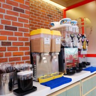 Lucky Suki (ลัคกี้ สุกี้) เดอะ พร้อม ดินแดง