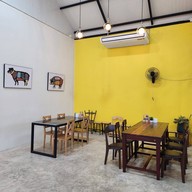 บรรยากาศ ร้านอาหารเครซี่-บี สเต็กเฮ้าส์ สวนผึ้ง