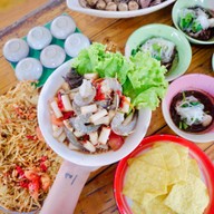 ก๋วยเตี๋ยวเรือลุงหนวด คลอง9 เตี๋ยวเรือลุงหนวด คลอง9