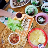 ก๋วยเตี๋ยวเรือลุงหนวด คลอง9 เตี๋ยวเรือลุงหนวด คลอง9