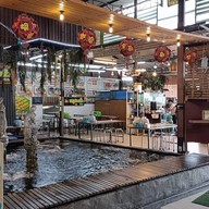 บรรยากาศ ย้ง เย็นตาโฟ- ต้มยำหมูมะนาว -ข้าวหมูแดงหมูกรอบ - กาแฟสด