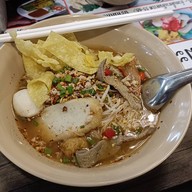 เมนูของร้าน ย้ง เย็นตาโฟ- ต้มยำหมูมะนาว -ข้าวหมูแดงหมูกรอบ - กาแฟสด