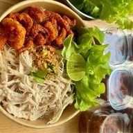 หมี่ไก่ฉีก หมี่คลุกซอสโบราณ สาขา1 by oilzii