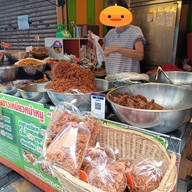 หน้าร้าน เจ๊อ้อยข้าวเหนียวหน้าหมู คนสู้ชีวิต พหลโยธินเซนเตอร์