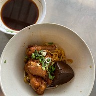 เมนูของร้าน ก๋วยเตี๋ยวไก่เจ๊แดง เซ็นทรัลลาดพร้าว