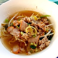 ก๋วยเตี๋ยวเจ๊ดิ่ง