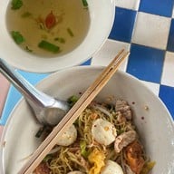 ก๋วยเตี๋ยวแหลมแท่น