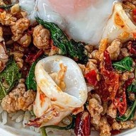 Box Space - กะเพราพริกแห้ง หมูกรอบคั่วพริกเกลือ